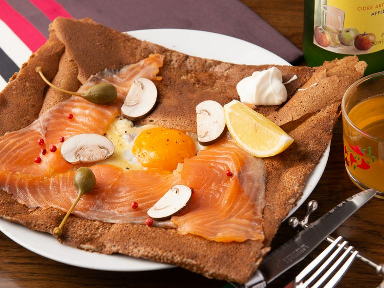 ボリューミーな『自家製スモークサーモンのガレット』