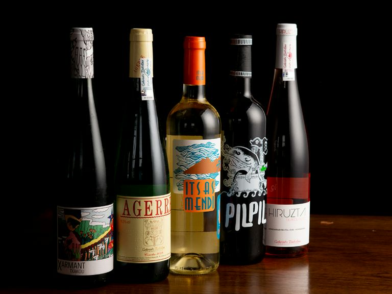 バスク産のワインを片手に、原井氏がつくる料理を堪能