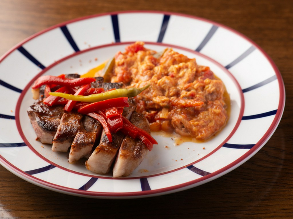 ストレスフリーで育てられた「KINTOA豚」をさまざまな料理で食す