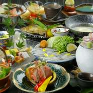 旬を感じる季節の食材とうつわを使った全10品のコース。前菜からデザート、夏のお造り用の涼を感じる氷のうつわまで、全て料理人の手によるもの。目で舌で、季節の恵みをバランスよく味わえます。前日迄の要予約。