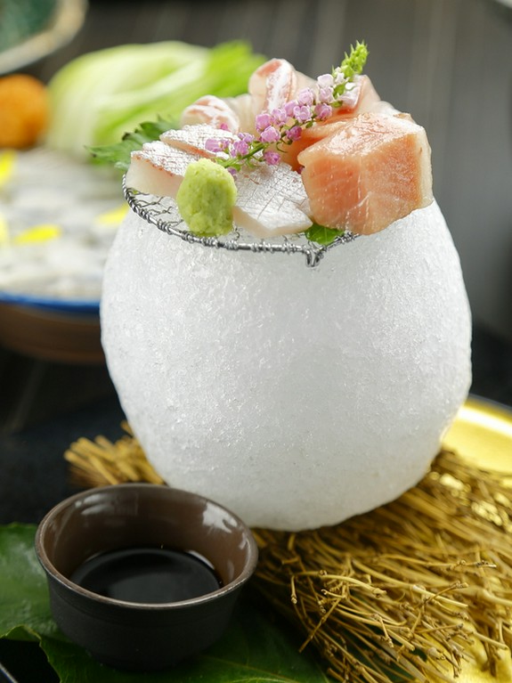 涼を感じる氷のうつわにのった『季節のお造り』