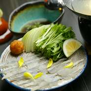 職人技でおいしく骨切りされた旬の鱧が味わえる夏の逸品。淡泊な鱧の旨さを消さずにより引き立てる、絶妙な味加減のすだちが効いた自家製割りポン酢でいただきます。