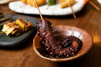 2時間煮込んで旨味が凝縮！　柔らかく歯ごたえがある串焼き『タコ』