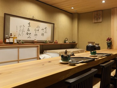 店内の座席はカウンターのみ