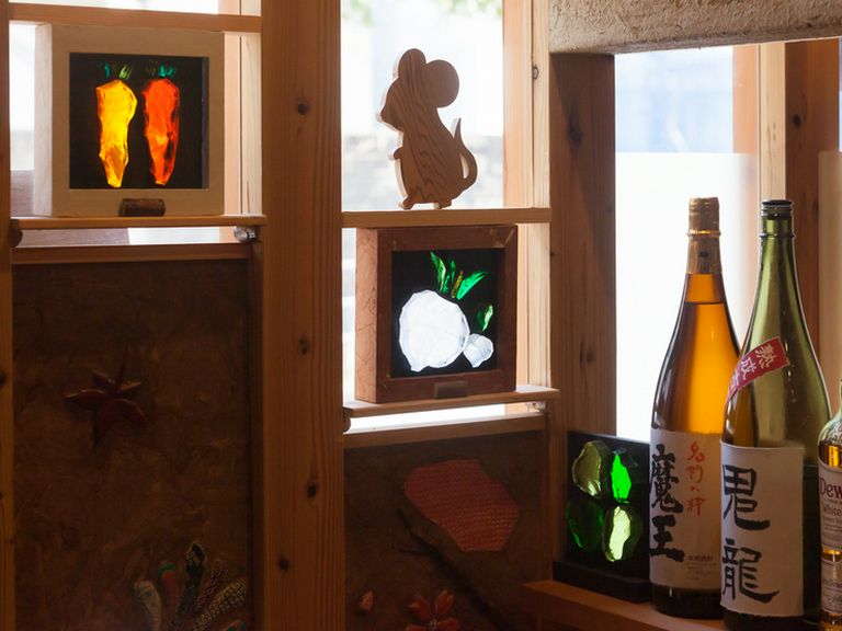 かわいらしい意匠のステンドグラスが店内に華を添えています