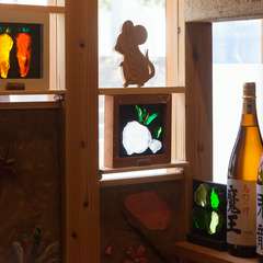 かわいらしい意匠のステンドグラスが店内に華を添えています