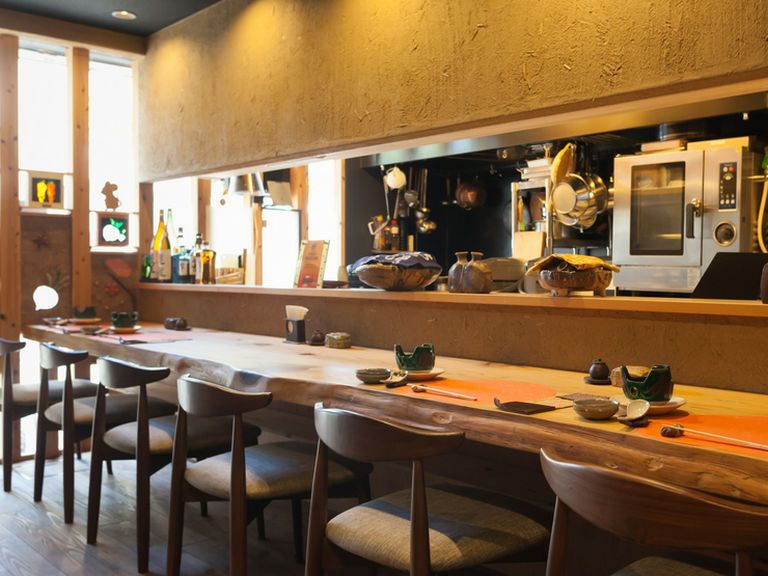 店内の座席はカウンターのみで、こちらは「手前の空間」
