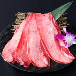 極上牛タン一本丸々炙り 梅香味野菜