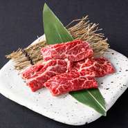 上質な神戸牛をレアステーキで握った極上の肉寿司です！