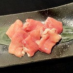 《牛の第四胃》濃厚な脂がとてもジューシーで歯ごたえがいい部位です。