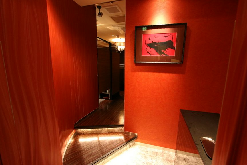 上質な空間へと誘う、赤を基調とした高級感溢れるエントランス