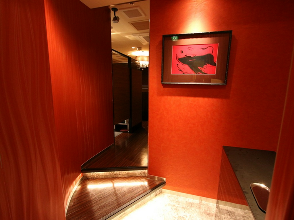 上質な空間へと誘う、赤を基調とした高級感溢れるエントランス