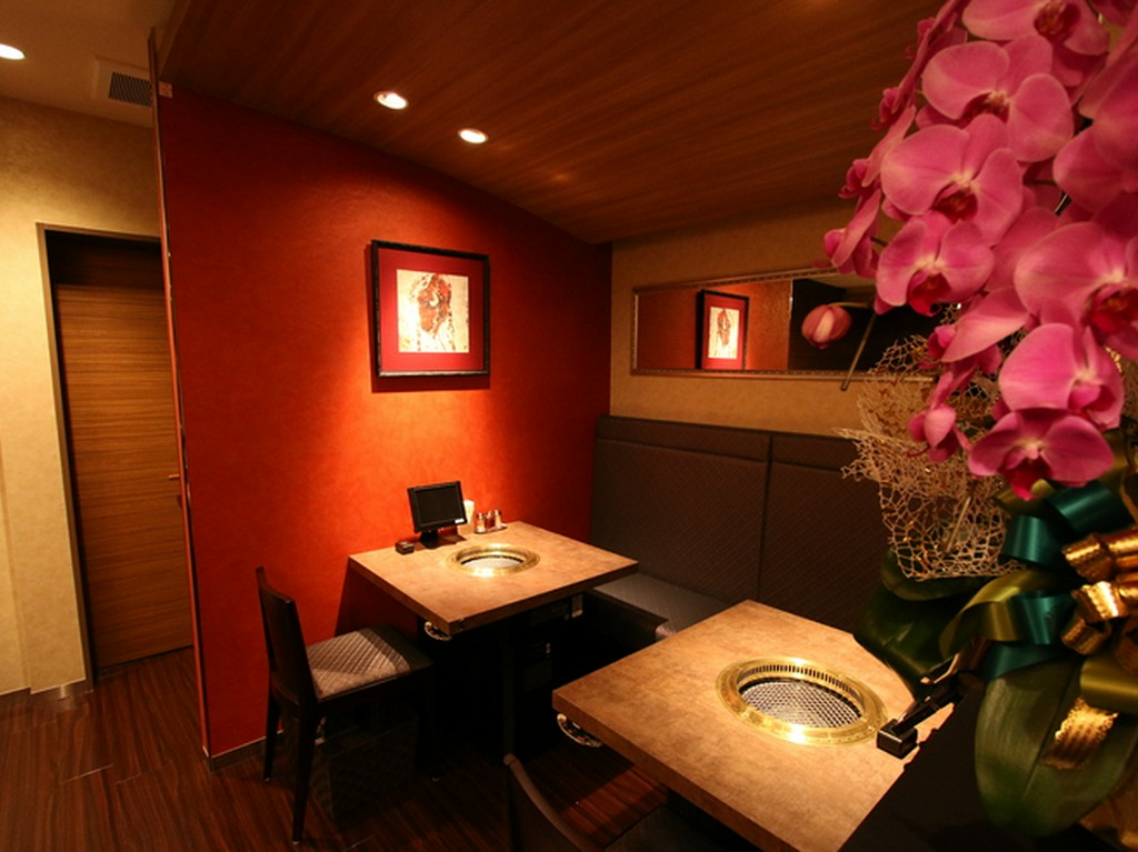 間接照明に照らされ、ムード満点。大人のデートを楽しんで