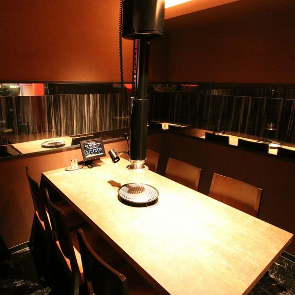 接待や会食など、会話重視の食事会にふさわしい個室を完備