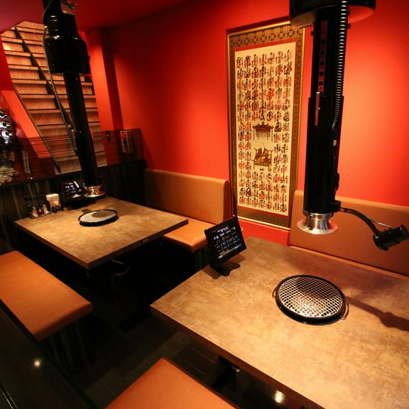 一人焼肉もOK。気軽に利用できる、カジュアルな1階テーブル席