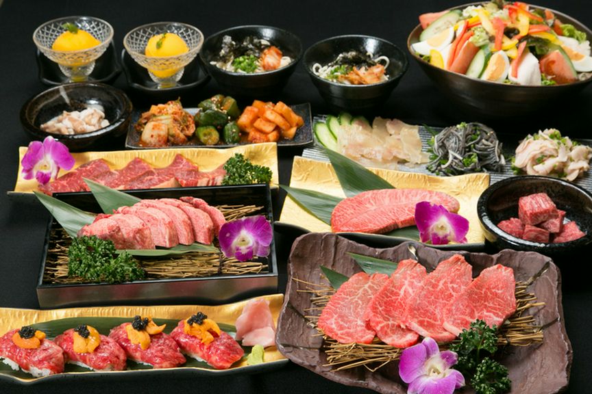 上質な肉と、多彩な一品料理を味わえる飲み放題付きコースが充実