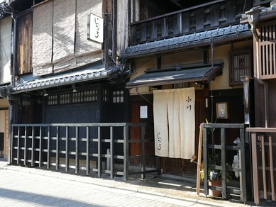 温かみある空間で味わう料理でお喋りに花を咲かせて
