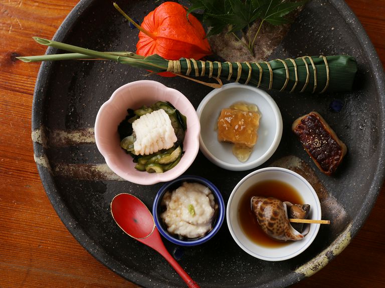 目でも舌でも楽しめる一皿。季節の素材を盛込んだ『八寸』