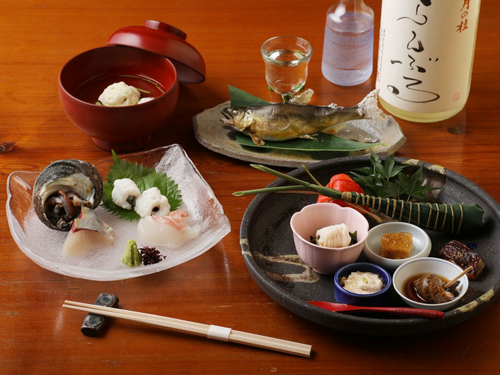 その時々の旬の味覚を堪能できる『季節のおまかせコース』