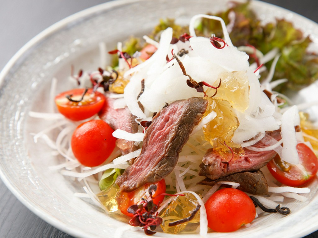 柔らかく旨味のしっかりした飛騨牛のマルシンを使った『ローストビーフのサラダ』