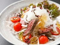 柔らかく旨味のしっかりした飛騨牛のマルシンを使った『ローストビーフのサラダ』