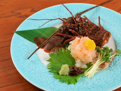 一度は食べてみたい高級食材を使用した料理を囲んで盛り上がる