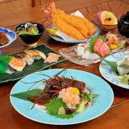 伊勢海老料理、鮑料理、海老フライ、松阪牛（A5使用）と、高級食材をたっぷり盛り込んだフルコース。それに、前菜、お造り、寿司、味噌汁、デザートがついて大満足のボリュームです。