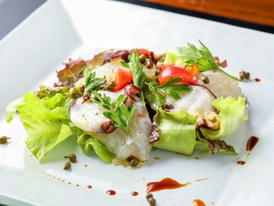 夏のコースの前菜の一例。ピリリと爽やかな自家製山椒醤油が効いている『鯛の昆布〆と蛸のカルパッチョ』