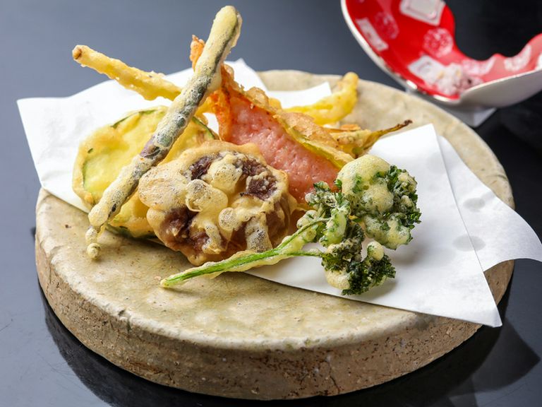 併設の農園で育て、とりたての野菜をサクサクの揚げ物に。コースの人気メニュー『揚げ物』