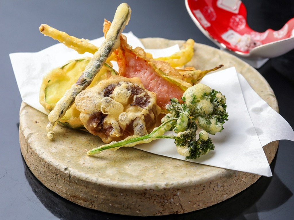 併設の農園で育て、とりたての野菜をサクサクの揚げ物に。コースの人気メニュー『揚げ物』