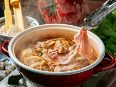 〆はパスタかリゾットで、14種類のスパイスとトマトの酸味が豚バラの旨味を引き立てる『トマト鍋』