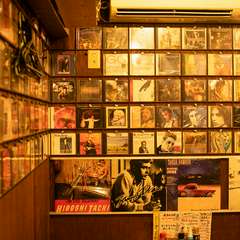 懐かしのCDジャケットが店内を彩る