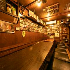 長机を挟んでみんなでわいわいお酒を一杯