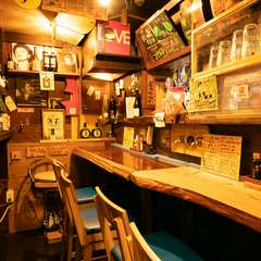 一枚板のカウンター席の後ろには焼酎のボトルがずらり