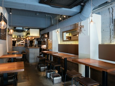 バリエーション豊富な料理を囲んで盛り上がる歓送迎会