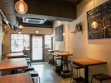 ヨーロッパの素朴なバルを思わせるオシャレな店内