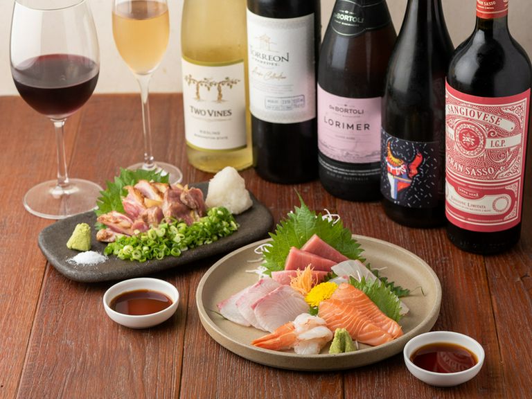 鮮度の良さに驚く『鮮魚のお造り』と、朝挽きの県内産赤鶏の食感と旨みがたまらない『赤鶏のももタタキ』