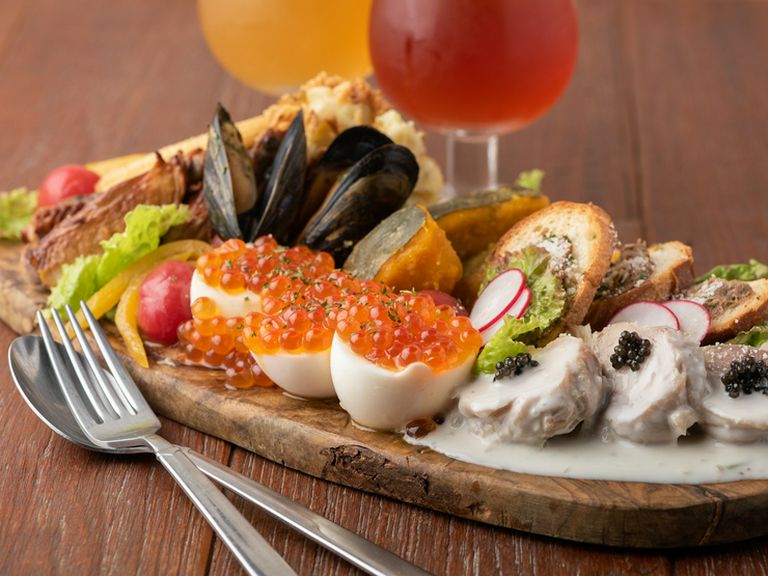 ちょっとずつ色々食べられるのがうれしい。ゲスト同士で楽しくテーブルを囲める『気まぐれタパス盛合せ』