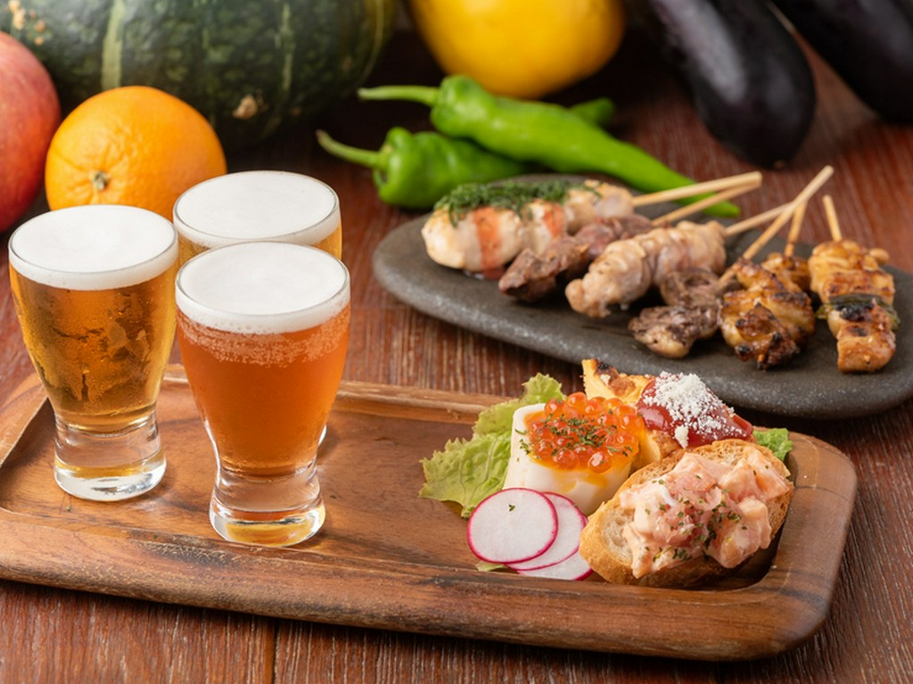 タパスと一緒に楽しめる『クラフトビアフライト』と、鶏肉のおいしさを実感できる『焼き鳥5本盛合せ』