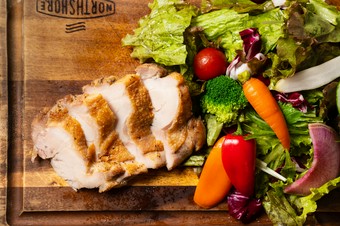 【L’insieme】ならではの看板メニュー。香ばしい『フリフリグリルチキン』