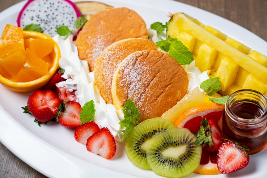たっぷりのフルーツとふわふわパンケーキ。幸せな時間を召し上がれ『パンケーキ トロピカル』