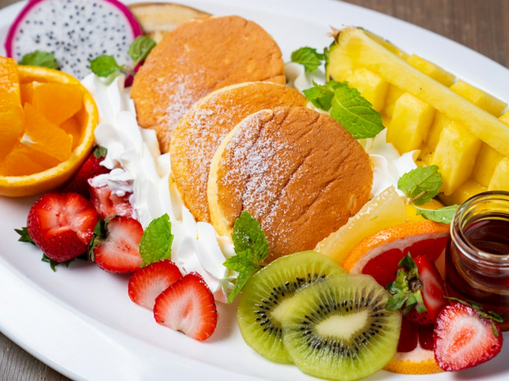 たっぷりのフルーツとふわふわパンケーキ。幸せな時間を召し上がれ『パンケーキ　トロピカル』