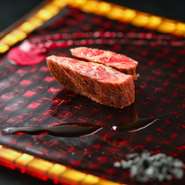 丹波田中畜産で大切に育てられた黒毛和牛「神戸ビーフ」を厳選使用し、こだわりの調理法とその日により異なる味付けでステーキに仕立てます。日本が誇る神戸ビーフならではの素晴らしい味わいをぜひご賞味ください。