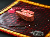 厳選された黒毛和牛ならではの味を堪能できる『神戸ビーフのステーキ』