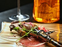 しっとりとした食感が特徴。盛付けも美しい『鴨肉のコンフィ』