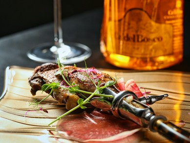 しっとりとした食感が特徴。盛付けも美しい『鴨肉のコンフィ』