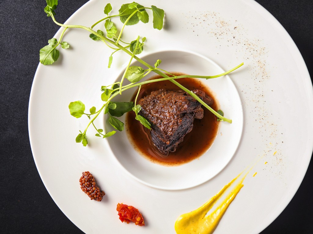 柔らかな食感がもたらす至福のひと時『牛ホホ肉の赤ワイン煮込み　ハチミツ仕立て』