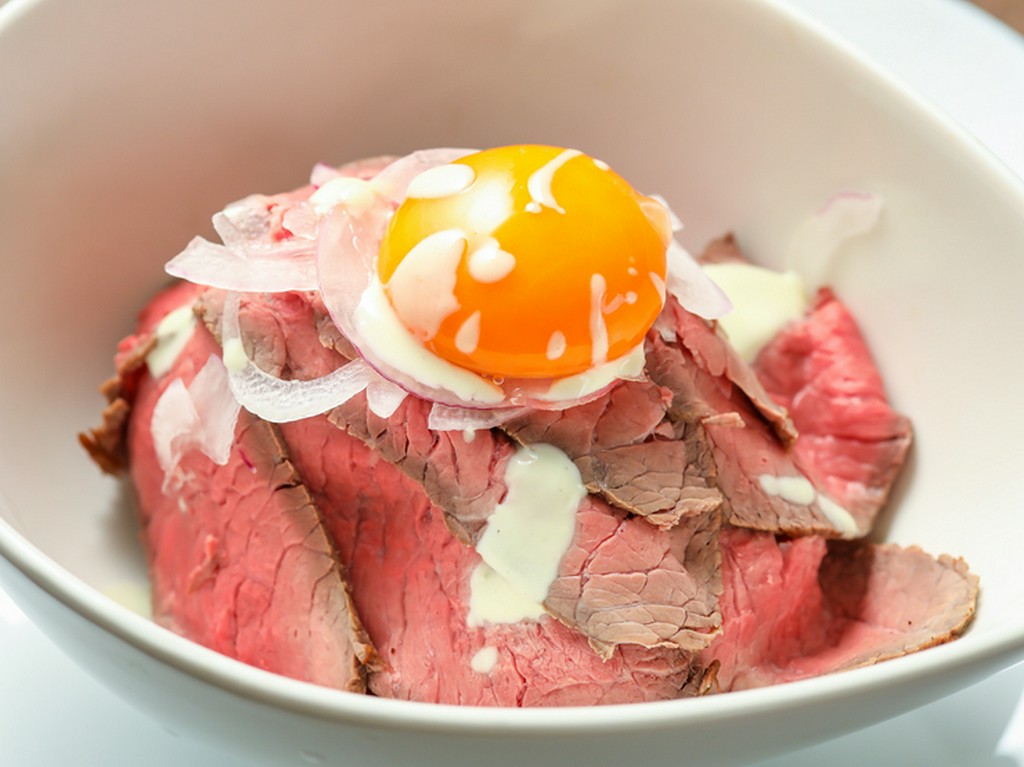 厳選素材から丹念に手づくりされた『ローストビーフ丼』