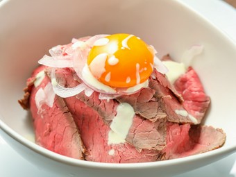 厳選素材から丹念に手づくりされた『ローストビーフ丼』
