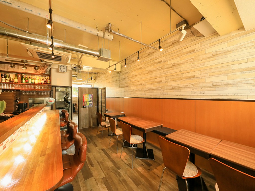 店内はウッディで落ち着いた雰囲気